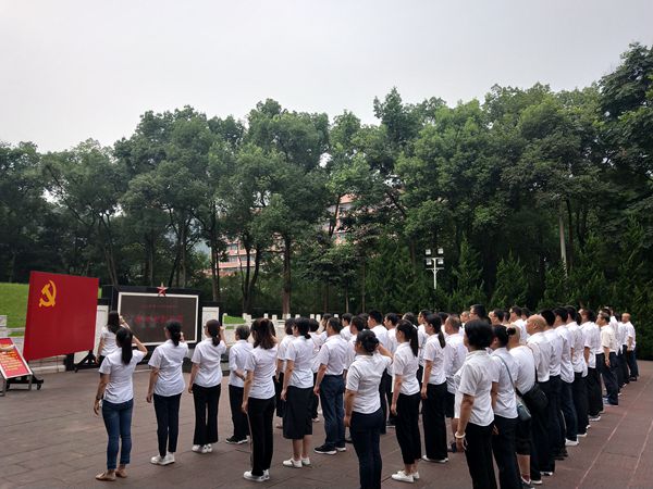 中石油某研究中心"緬懷革命先烈、傳承紅色基因"主題教育培訓(xùn)班在渝開(kāi)展現(xiàn)場(chǎng)教學(xué)