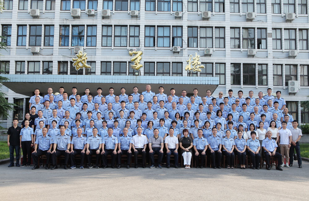 西南政法大學(xué)干部培訓(xùn):廣州市司法局2019年度戒毒警察‘不忘初心、牢記使命’主題教育暨綜合素能提升培訓(xùn)班合影 西南政法大學(xué)干部培訓(xùn):廣州市司法局2019年度戒毒警察‘不忘初心、牢記使命’主題教育暨綜合素能提升培訓(xùn)班合影