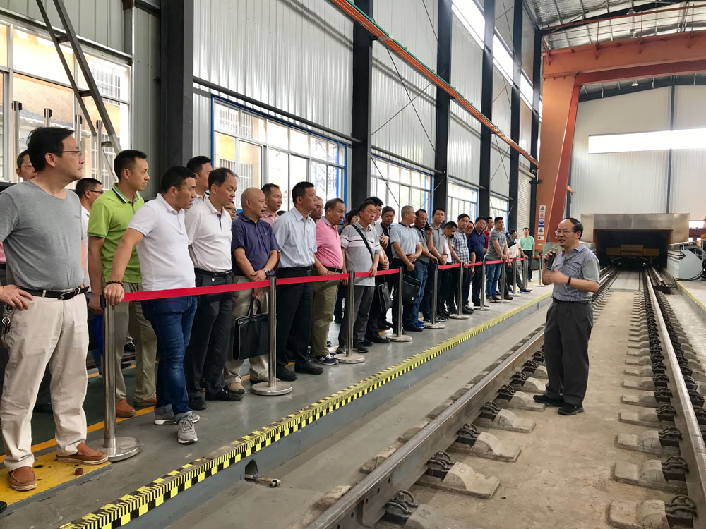 廣州局集團公司建設部集團建設系統專業技術繼續教育培訓班參觀高速列車研究中心