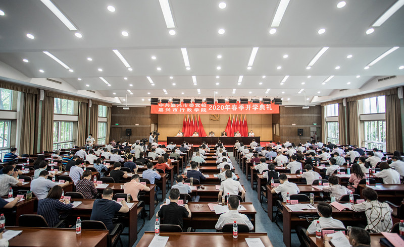 龔和艷強調要著力鑄就新時代高素質公務人員隊伍學習