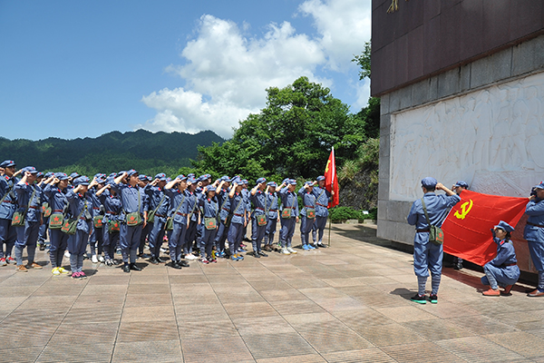 >重慶干部紅色培訓(xùn)：重溫入黨誓詞