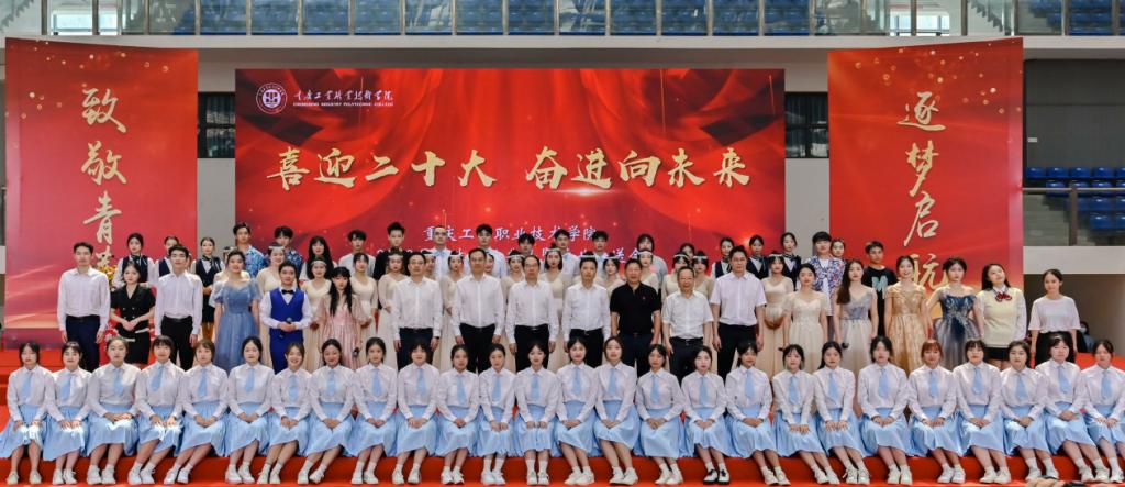 校領導與2022屆畢業生代表合影留念